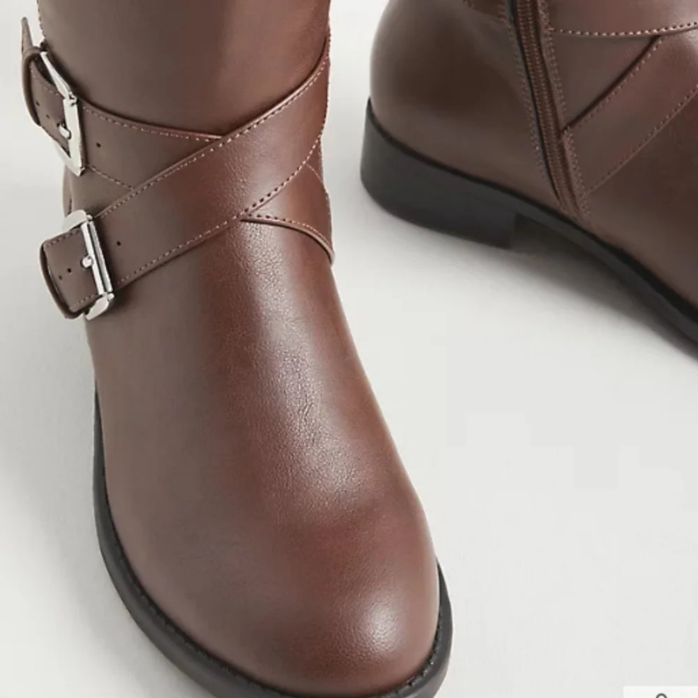 👣TORRID 🍀Brown Faux Leather Side Buckle Knee Boot